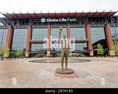 Die Eröffnung der Baseballsaison der Texas Rangers in ihrem neuen Covered Globe Life Field in Arlington, Texas, wurde zwei Wochen verschoben, weil man Angst vor dem Coronavirus hatte Stockfoto