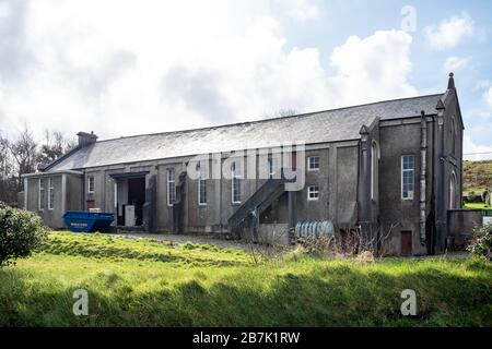 ARDARA, COUNTY DONEGAL/IRLAND - 13. MÄRZ 2020: Ardara-Stadt ist während des Corona-Ausbruchs immer noch beschäftigt. Stockfoto