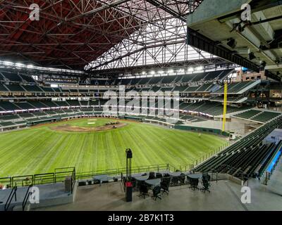 Die Eröffnung der Baseballsaison der Texas Rangers in ihrem neuen Covered Globe Life Field in Arlington, Texas, wurde zwei Wochen verschoben, weil man Angst vor dem Coronavirus hatte Stockfoto