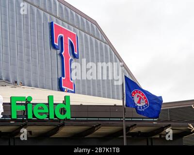 Die Eröffnung der Baseballsaison der Texas Rangers in ihrem neuen Covered Globe Life Field in Arlington, Texas, wurde zwei Wochen verschoben, weil man Angst vor dem Coronavirus hatte Stockfoto