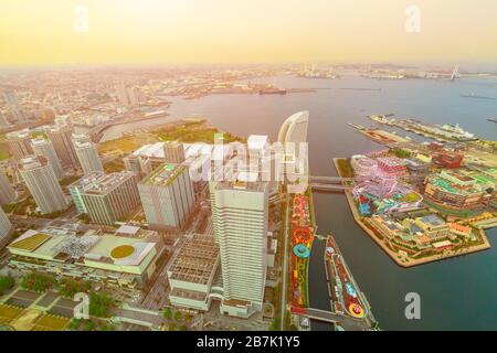 Yokohama Stadtbild und Yokohama Skyline im Hafenviertel Minato Mirai von der Aussichtsplattform des Landmark Tower. Luftansicht der Wolkenkratzer von Stockfoto