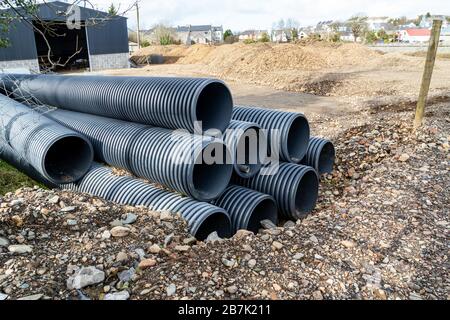 Sammlung fertiger Kunststoffrohre an der Baustelle. Stockfoto