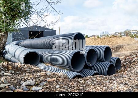 Sammlung fertiger Kunststoffrohre an der Baustelle. Stockfoto