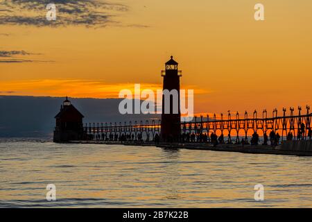 64795-03209 Grand Haven Lighthouse bei Sonnenuntergang am Lake Michigan Grand Haven, MI Stockfoto