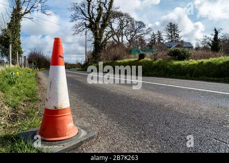 Kegel neben der Ardara-Destillerie während des Ausbruchs des Coronavirus. Stockfoto