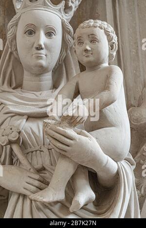 Alte Statue, die Mutterschaft, Maria und Chris und Weihnachten im Inneren des katholischen Hauptkathals in der Stadt in Magdeburg symbolisiert Stockfoto