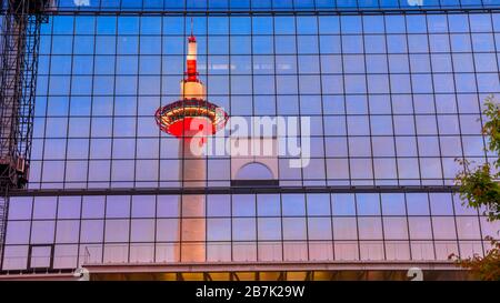 Kyoto, Japan - 27. April 2017: Der Kyoto-Turm mit Aussichtsplattform reflektiert die Glasfassade des Gebäudes der Kyoto-Station von der Seite Karasuma, Japan. Die Stockfoto