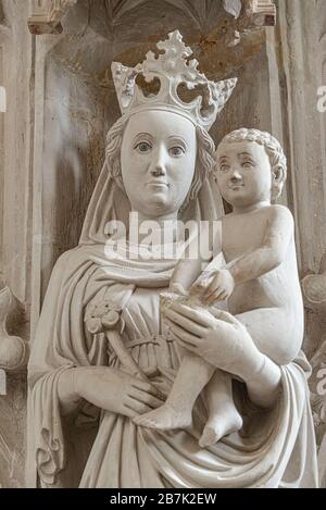 Alte Statue, die Mutterschaft, Maria und Chris und Weihnachten im Inneren des katholischen Hauptkathals in der Stadt in Magdeburg symbolisiert Stockfoto