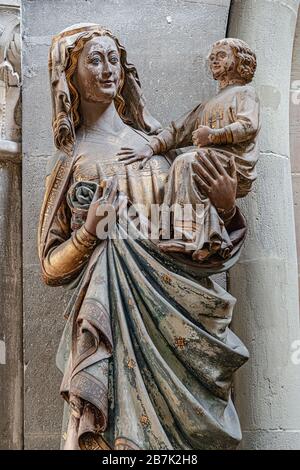 Alte Statue, die Mutterschaft, Maria und Chris und Weihnachten im Inneren des katholischen Hauptkathals in der Stadt in Magdeburg symbolisiert Stockfoto