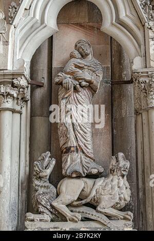 Alte Statue, die Mutterschaft, Maria und Chris und Weihnachten im Inneren des katholischen Hauptkathals in der Stadt in Magdeburg symbolisiert Stockfoto