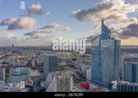 Luftdrone aus Levallois Paris mit Eiffelturm Hyatt Regency, jardin d'Acclimatation Stockfoto