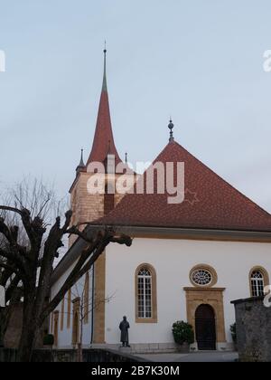 Fassade der deutschen Kirche in Murten oder Morat in der Schweiz in der Dämmerung. Stockfoto