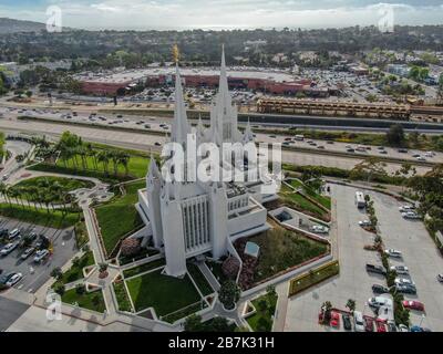 Luftaufnahme des San Diego California Temple, des 47. Erbauten und 45. Bedienenden Tempels der Kirche Jesu Christi der Heiligen der letzten Tage. San Diego, Kalifornien, USA. Februar 2020 Stockfoto