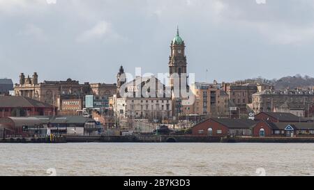 Die Skyline von Birkenhead, einschließlich Rathaus, mit Blick auf den Fluss Mersey Stockfoto
