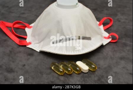 Fischöl Kapseln mit Omega 3 und Vitamin D, Kalzium und Magnesium-Kapsel, Schutzmaske, Atemschutzmaske. Steigerung der Immunität und Anti-Coronavirus concep Stockfoto