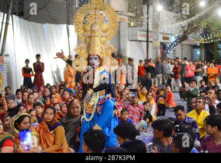 Beawar, Indien. März 2020. Indischer Künstler, der sich als Hindu-Goddess Durga verkleidet hat, während sie nach dem Holi-Festival im Sheetla Mata Temple in Beawar während einer Devotionveranstaltung auftreten. (Foto von Sumit Saraswat/Pacific Press) Credit: Pacific Press Agency/Alamy Live News Stockfoto