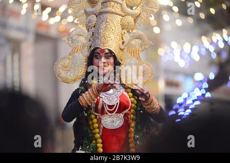 Beawar, Indien. März 2020. Indischer Künstler, der sich als Hindu-Goddess Durga verkleidet hat, während sie nach dem Holi-Festival im Sheetla Mata Temple in Beawar während einer Devotionveranstaltung auftreten. (Foto von Sumit Saraswat/Pacific Press) Credit: Pacific Press Agency/Alamy Live News Stockfoto