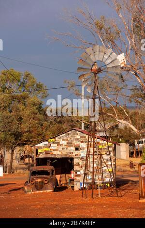 Wellblechschuppen mit Kfz-Kennzeichen in der historischen Goldgräberstadt Gwalia, Leonora, Western Australia Stockfoto