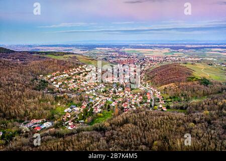 Luftaufnahme von Barr, einer Stadt in den Vorbergen der Vogesen - Grand EST, Frankreich Stockfoto