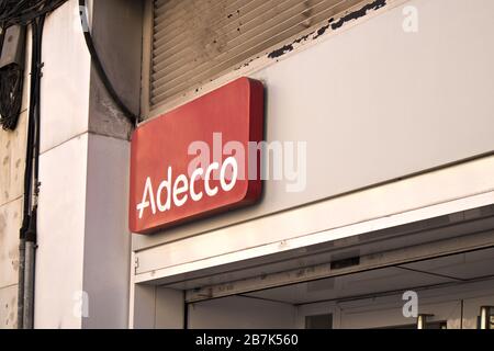 Februar 2020. Valencia, Spanien. Logo des Zeitvergabeunternehmens Adecco an der Fassade eines seiner Büros in Valencia, Spanien Stockfoto