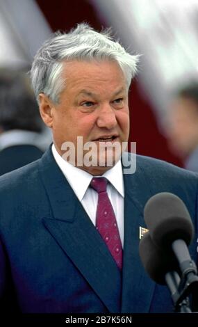 Camp Springs, 20. Juni 1991 der russische Präsident Boris Nikolayvich Jelzin wendet sich bei seiner Ankunft aus Moskau auf der Andrews Air Force Base in Camp Springs, Maryland am 18. Juni 1991 an Mitglieder der Presse. Er soll an Treffen mit Präsident George H.W. teilnehmen Bush während seines 4-tägigen Aufenthalts in den Vereinigten Staaten im Weißen Haus Stockfoto