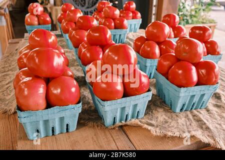 Farm Fresh beefsteak Tomaten auf der Anzeige für den Verkauf in einem ländlichen Alabama Bauernmarkt oder am Straßenrand Markt in Hecht Straße Alabama, USA. Stockfoto