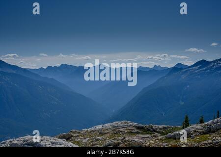 Die Berge erstrecken sich im Sommer über die Washington Wilderness Stockfoto