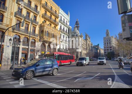 Februar 2020. Valencia, Spanien. Autoverkehr auf der Plaza del Ayuntamiento de Valencia, bevor die plaza zur Fußgängerzone wurde. Stockfoto