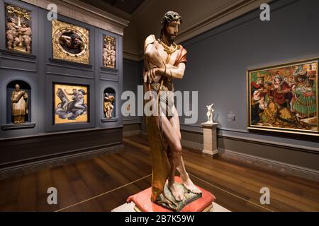 Alonso Berruguete Sculpture National Gallery of Art Washington DC / WASHINGTON DC — die Alonso Berruguete Ausstellung in der National Gallery of Art zeigte einen rekonstruierten Teil des monumentalen Altaraufsatzes des Künstlers (retablo Mayor), der ursprünglich aus San Benito el Real in Valladolid stammt. Die Ausstellung mit dem Titel „Alonso Berruguete: Erster Bildhauer der Renaissance Spanien“ lief vom 13. Oktober 2019 bis zum 17. Februar 2020 und zeigte mehr als 40 Werke aus Berruguetes Karriere, darunter Gemälde, Zeichnungen und Skulpturen. Wichtige Holzfiguren wie „das Opfer von Isaak“ zeigten BER Stockfoto