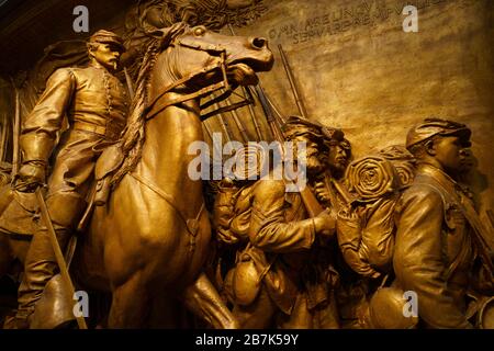 WASHINGTON D.C., USA – Ein Bronzeguss von Augustus Saint-Gaudens' Memorial für Robert Gould Shaw und das Massachusetts Fifty-Fourth Regiment in der National Gallery of Art Diese mächtige Skulptur zeigt Colonel Shaw, der das erste afroamerikanische Regiment in der Union Army anführt, während er am 28. Mai 1863 an den marsch entlang der Beacon Street in Boston erinnert. Stockfoto