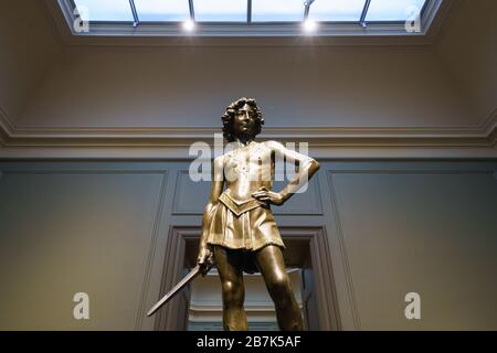 WASHINGTON DC, Vereinigte Staaten — „David“ von Andrea del Verrocchio, eine Bronzeskulptur, die den biblischen Helden mit dem Kopf von Goliath zu seinen Füßen darstellt, die zwischen 1473 und 75 geschaffen wurde. Das Kunstwerk ist Teil der Sammlung der National Gallery of Art in Washington, DC. Stockfoto