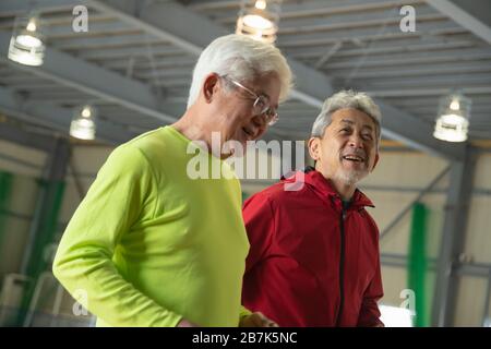 Senior joggt mit Lächeln Stockfoto