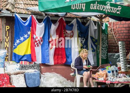 BRCKO, BOSNIEN - 19. JUNI 2016: Flaggen von Bosnien und Herzegowina, Serbien, Kroatien und Jugoslawien auf einem Markt im Bezirk Brcko mit i. Stockfoto