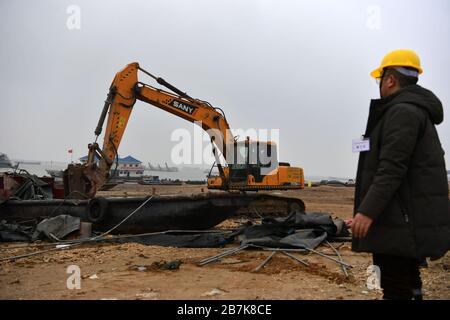 Ein Arbeiter sieht sich ein Fischerboot an, das am 30. Dezember 2019 in der Nähe des Dongting Lake in der Stadt Yueyang, der zentralchinesischen Provinz Hunan, abgebaut wird. Ein 10-jähriger Fisch Stockfoto