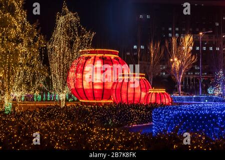 Rote Laternen, die typisch chinesische Festdekoration sind, wurden in Straßen für die Feier des bevorstehenden Rattenjahres, Changchun City, No Stockfoto