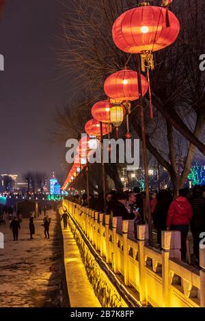 Rote Laternen, die typisch chinesische Festdekoration sind, wurden in Straßen für die Feier des bevorstehenden Rattenjahres, Changchun City, No Stockfoto