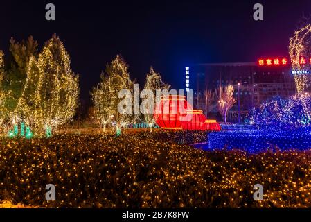 Rote Laternen, die typisch chinesische Festdekoration sind, wurden in Straßen für die Feier des bevorstehenden Rattenjahres, Changchun City, No Stockfoto