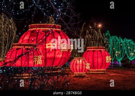 Rote Laternen, die typisch chinesische Festdekoration sind, wurden in Straßen für die Feier des bevorstehenden Rattenjahres, Changchun City, No Stockfoto