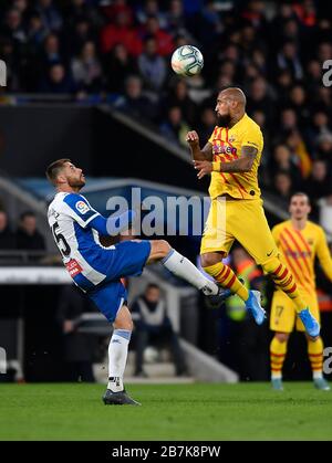 Arturo Vidal (rechts) des FC Barcelona kontrolliert vor David Lopez vom RCD Espanyol während des neunzehnten Runden Spiels der La Liga 2019-2020 Stockfoto