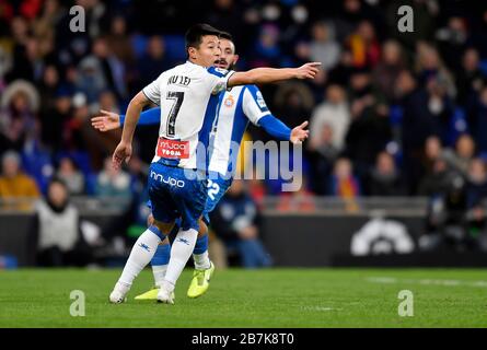 Wu Lei vom RCD Espanyol reagiert während des neunzehnten Runden Spiels der Saison La Liga 2019-2020 zwischen RCD Espanyol und dem FC Barcelona im RC Stadium in Stockfoto