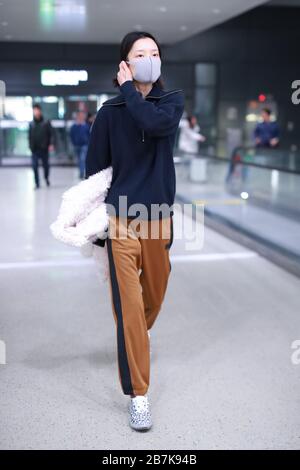 Chinesisches Modelmodell, Filmschauspielerin und ehemalige Balletttänzerin Du Juan zeigt sich vor dem Abflug in Shanghai, China, am 6. Januar 20, an einem Flughafen in Shanghai Stockfoto