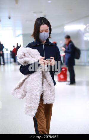 Chinesisches Modelmodell, Filmschauspielerin und ehemalige Balletttänzerin Du Juan zeigt sich vor dem Abflug in Shanghai, China, am 6. Januar 20, an einem Flughafen in Shanghai Stockfoto