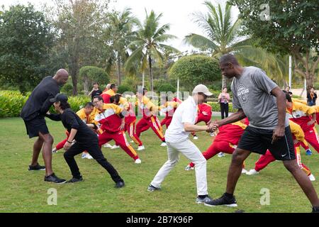 Der kongolesisch-amerikanische, pensionierte professionelle Basketballspieler Dykembe Mutombo, erster rechts, US-amerikanischer Profi-Basketballfunktionär und ehemaliger Spieler A Stockfoto