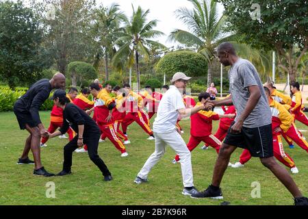 Der kongolesisch-amerikanische, pensionierte professionelle Basketballspieler Dykembe Mutombo, erster rechts, US-amerikanischer Profi-Basketballfunktionär und ehemaliger Spieler A Stockfoto