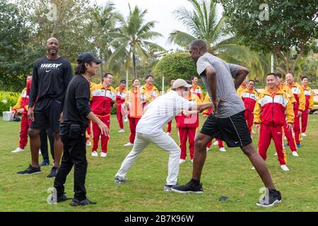 Der kongolesisch-amerikanische, pensionierte professionelle Basketballspieler Dykembe Mutombo, erster rechts, US-amerikanischer Profi-Basketballfunktionär und ehemaliger Spieler A Stockfoto