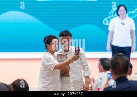 Mitbegründer und ehemaliger geschäftsführender Vorsitzender der Alibaba Group Jack Ma, Middle, fotografiert mit einem ländlichen Lehrer bei der Veranstaltung "Back to Class" des 201 Stockfoto