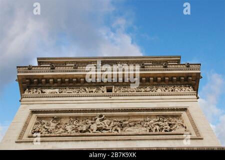 Eines der sechs Reliefe (die Schlacht von Jemappes) skulptiert an der Ostfassade des Bogens mit dem Wort Cavalerie (Cavalerie) am Arc de Triomphe in Paris Stockfoto