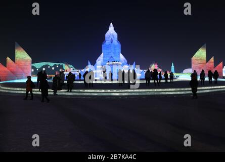 Die 600 Tausend Quadratmeter Eisstadt aus 220 Tausend Kubikmetern Eis, in der Aktivitäten, Spiele und Shows stattfinden, wird während Harbin Int Stockfoto