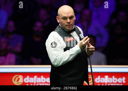 Stuart Bingham aus England hält einen Schuss auf Mark Williams of Wales beim Masters 2020 in London, Großbritannien, am 15. Januar 2020 für möglich. Stuart Bingham of Stockfoto