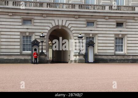 London, Großbritannien - 12. Mai 2019: Sentry of the Grenadier Guards an einem sonnigen Tag vor dem Buckingham Palace postiert Stockfoto